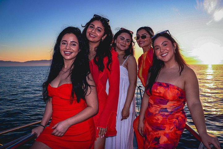 Croisière en méga yacht à Puerto Vallarta pour l'observation des baleines et le coucher du soleil, photo 18 | wizardtrip