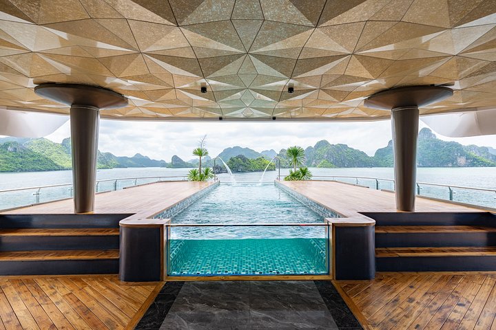 Luksuscruise som navigerer gjennom de fantastiske kalksteinskarstene i Ha Long og Lan Ha Bay, Vietnam, foto 10 | wizardtrip