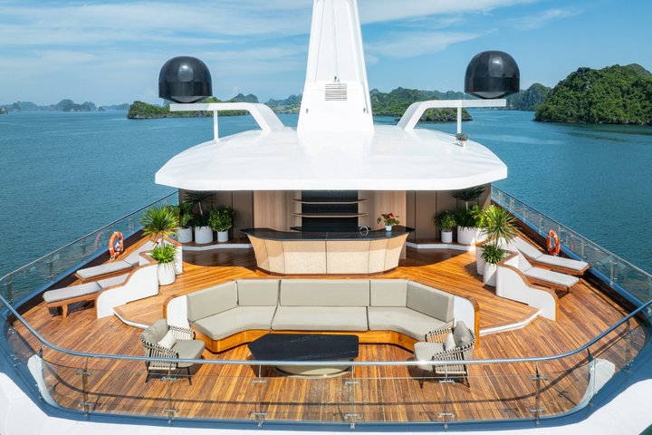 Luksuscruise som navigerer gjennom de fantastiske kalksteinskarstene i Ha Long og Lan Ha Bay, Vietnam, foto 13 | wizardtrip