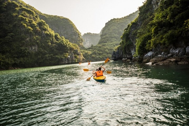 Luksuscruise som navigerer gjennom de fantastiske kalksteinskarstene i Ha Long og Lan Ha Bay, Vietnam, foto 24 | wizardtrip