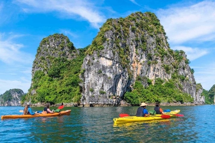 Luksuscruise som navigerer gjennom de fantastiske kalksteinskarstene i Ha Long og Lan Ha Bay, Vietnam, foto 25 | wizardtrip