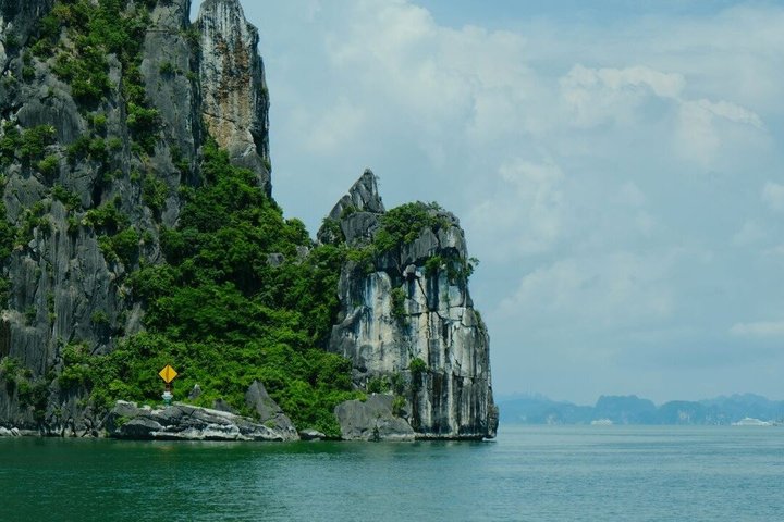 Luksuscruise som navigerer gjennom de fantastiske kalksteinskarstene i Ha Long og Lan Ha Bay, Vietnam, foto 27 | wizardtrip