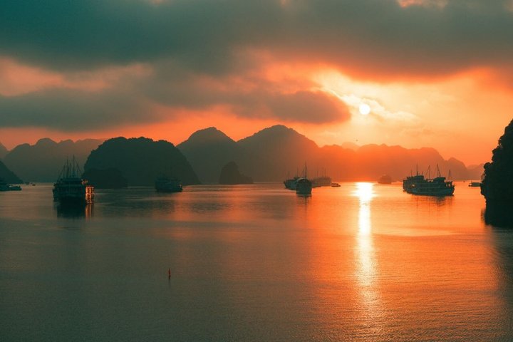 Luksuscruise som navigerer gjennom de fantastiske kalksteinskarstene i Ha Long og Lan Ha Bay, Vietnam, foto 28 | wizardtrip
