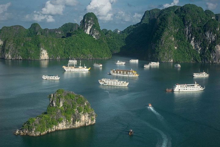 Luksuscruise som navigerer gjennom de fantastiske kalksteinskarstene i Ha Long og Lan Ha Bay, Vietnam, foto 29 | wizardtrip
