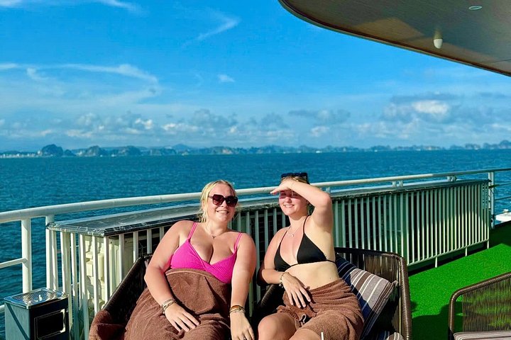 Luksuscruise som navigerer gjennom de fantastiske kalksteinskarstene i Ha Long og Lan Ha Bay, Vietnam, foto 32 | wizardtrip
