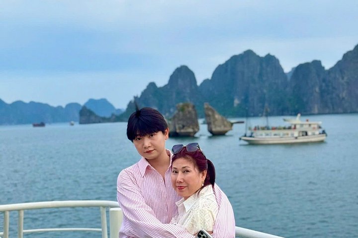 Luksuscruise som navigerer gjennom de fantastiske kalksteinskarstene i Ha Long og Lan Ha Bay, Vietnam, foto 33 | wizardtrip