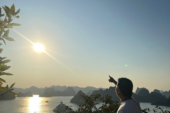 Luksuscruise som navigerer gjennom de fantastiske kalksteinskarstene i Ha Long og Lan Ha Bay, Vietnam, foto 35 | wizardtrip