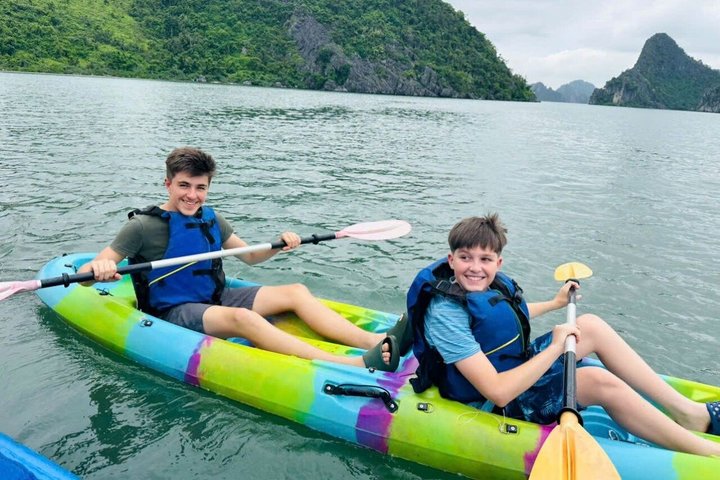 Luksuscruise som navigerer gjennom de fantastiske kalksteinskarstene i Ha Long og Lan Ha Bay, Vietnam, foto 39 | wizardtrip