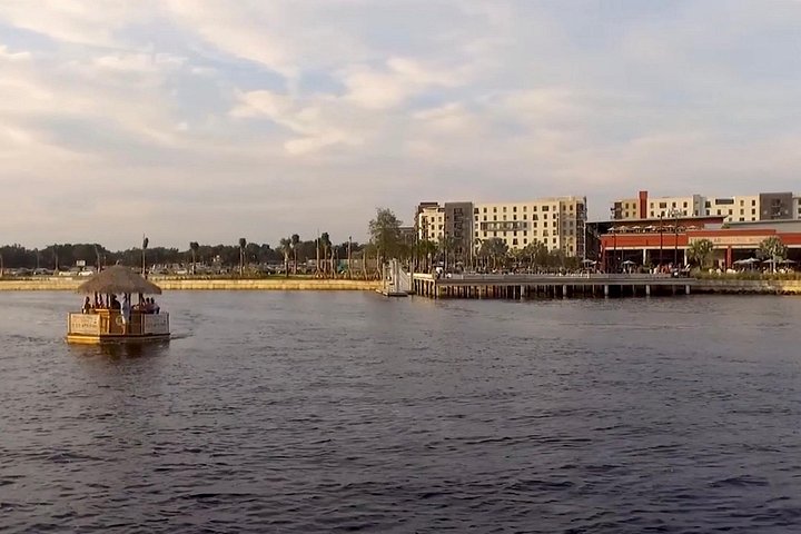 Profitez d'une croisière amusante sur un bar Tiki flottant dans le centre-ville de Tampa, en Floride, photo 6 | wizardtrip