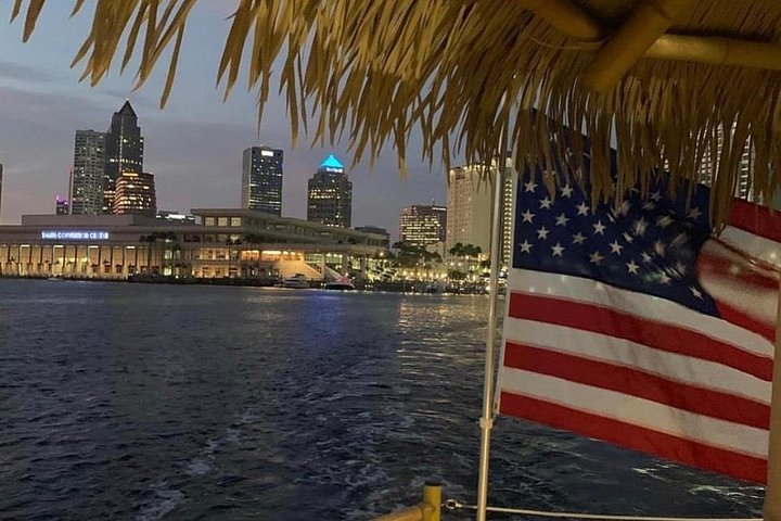 Profitez d'une croisière amusante sur un bar Tiki flottant dans le centre-ville de Tampa, en Floride, photo 8 | wizardtrip