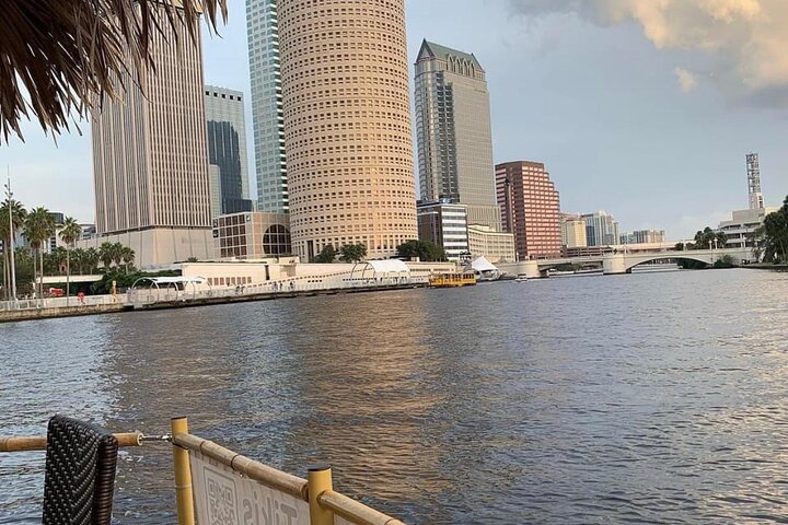 Profitez d'une croisière amusante sur un bar Tiki flottant dans le centre-ville de Tampa, en Floride, photo 10 | wizardtrip