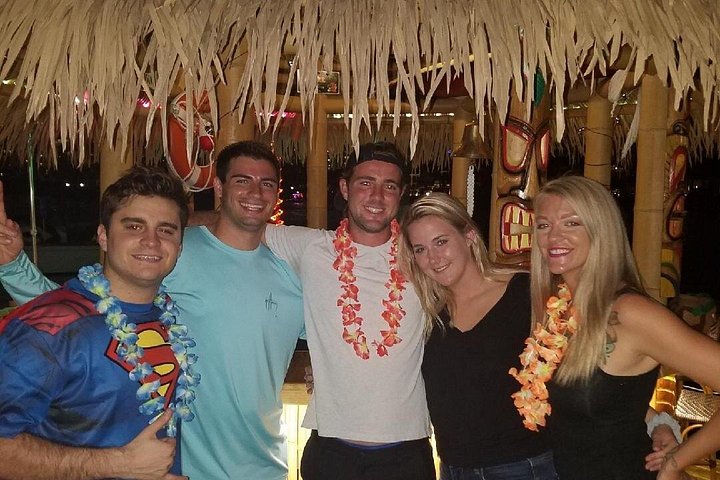 Profitez d'une croisière amusante sur un bar Tiki flottant dans le centre-ville de Tampa, en Floride, photo 12 | wizardtrip