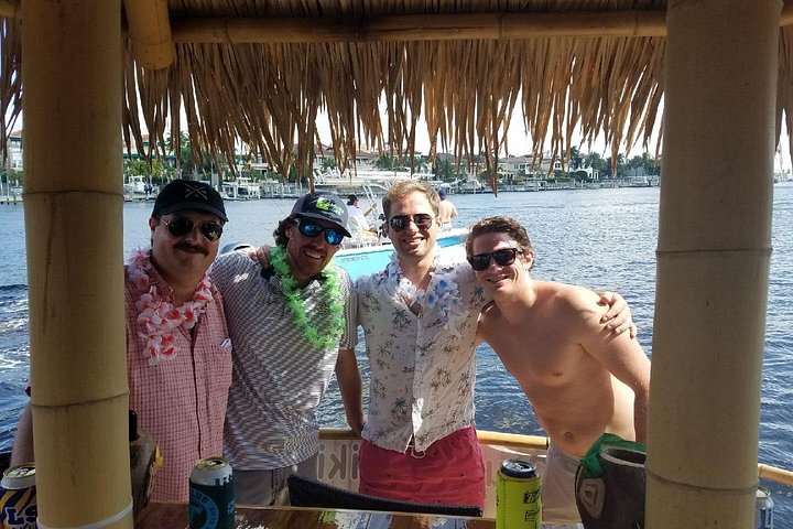 Profitez d'une croisière amusante sur un bar Tiki flottant dans le centre-ville de Tampa, en Floride, photo 13 | wizardtrip