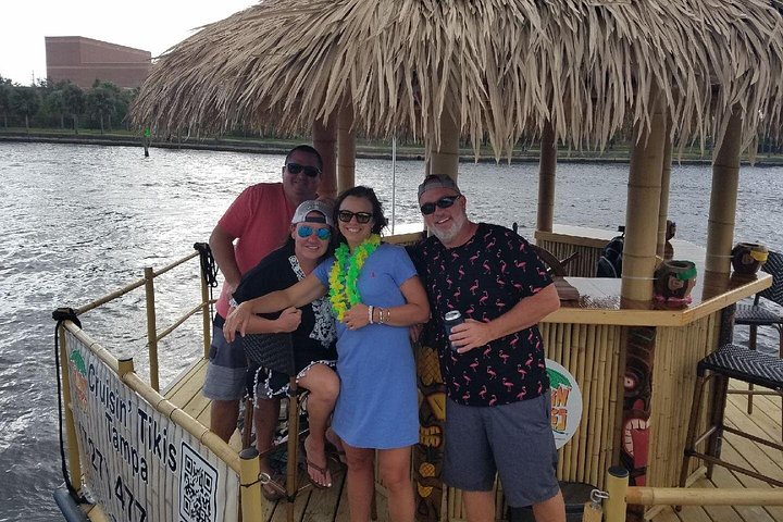 Profitez d'une croisière amusante sur un bar Tiki flottant dans le centre-ville de Tampa, en Floride, photo 15 | wizardtrip