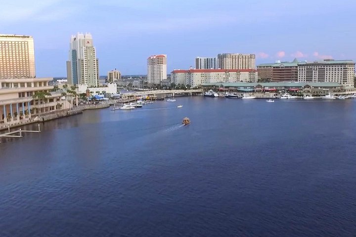 Profitez d'une croisière amusante sur un bar Tiki flottant dans le centre-ville de Tampa, en Floride, photo 17 | wizardtrip