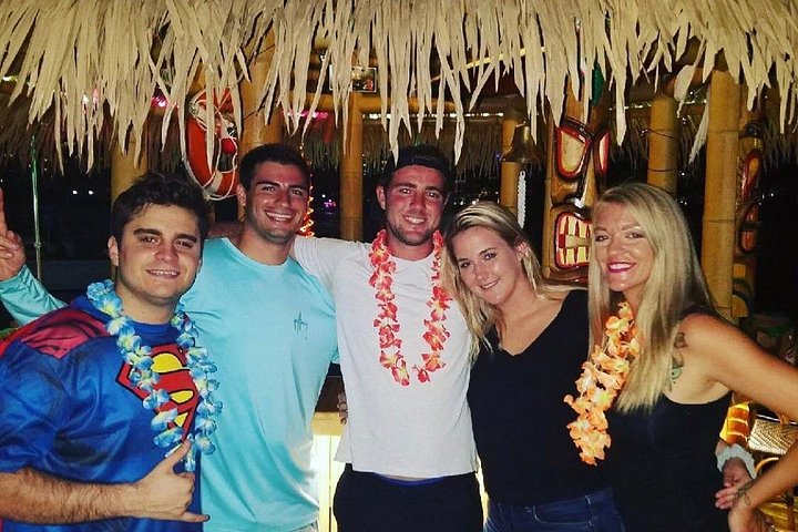 Profitez d'une croisière amusante sur un bar Tiki flottant dans le centre-ville de Tampa, en Floride, photo 20 | wizardtrip