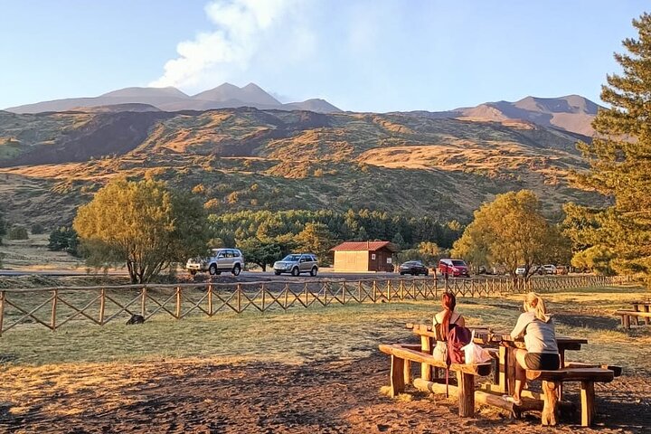 Verken de vulkanische landschappen, lavagrotten en kraters van de Etna tijdens een begeleide ochtendtour vanuit Catania met lunch, foto 9 | wizardtrip