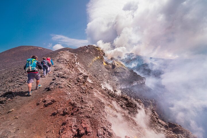 Verken de vulkanische landschappen, lavagrotten en kraters van de Etna tijdens een begeleide ochtendtour vanuit Catania met lunch, foto 10 | wizardtrip