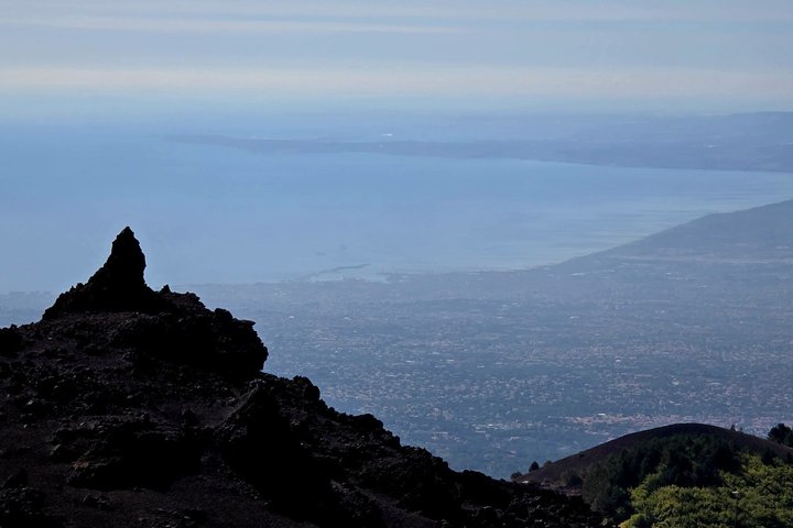Verken de vulkanische landschappen, lavagrotten en kraters van de Etna tijdens een begeleide ochtendtour vanuit Catania met lunch, foto 32 | wizardtrip