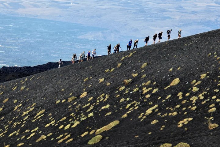 Verken de vulkanische landschappen, lavagrotten en kraters van de Etna tijdens een begeleide ochtendtour vanuit Catania met lunch, foto 36 | wizardtrip