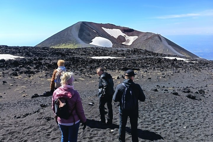 Verken de vulkanische landschappen, lavagrotten en kraters van de Etna tijdens een begeleide ochtendtour vanuit Catania met lunch, foto 42 | wizardtrip