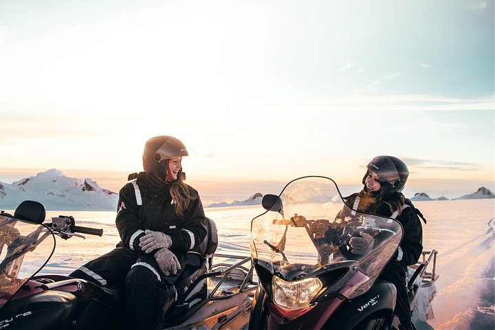 Experimente o Círculo Dourado da Islândia e uma emocionante aventura de snowmobile na geleira Langjökull, foto 11 | wizardtrip