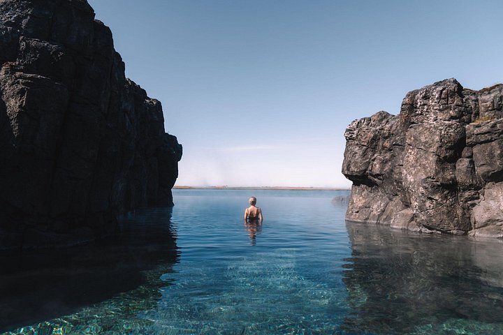 Découvrez le spa géothermique Sky Lagoon à Reykjavik, Islande, avec sa piscine à débordement et ses rituels uniques, photo 6 | wizardtrip