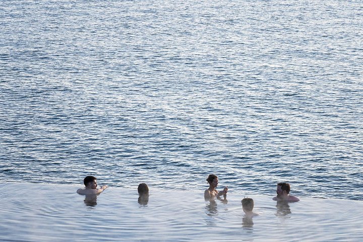 Découvrez le spa géothermique Sky Lagoon à Reykjavik, Islande, avec sa piscine à débordement et ses rituels uniques, photo 8 | wizardtrip