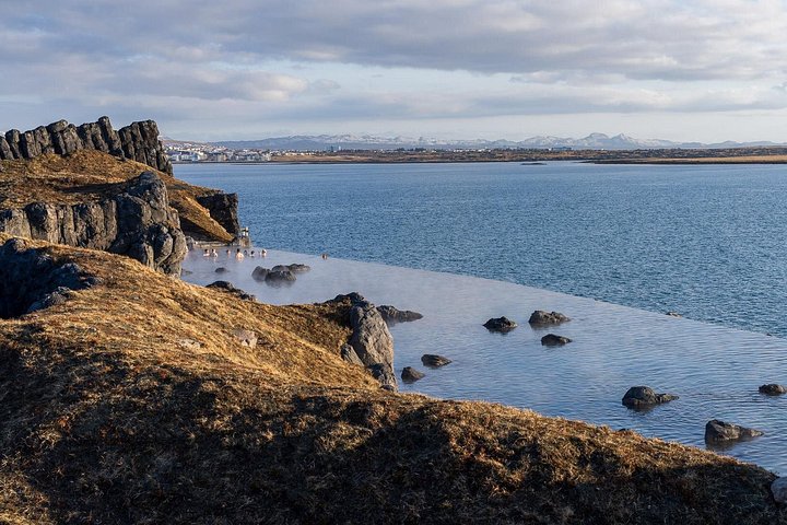 Découvrez le spa géothermique Sky Lagoon à Reykjavik, Islande, avec sa piscine à débordement et ses rituels uniques, photo 10 | wizardtrip