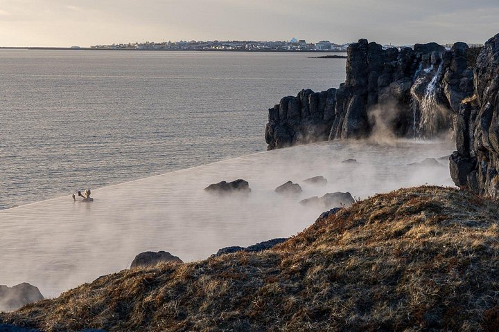 Découvrez le spa géothermique Sky Lagoon à Reykjavik, Islande, avec sa piscine à débordement et ses rituels uniques, photo 11 | wizardtrip
