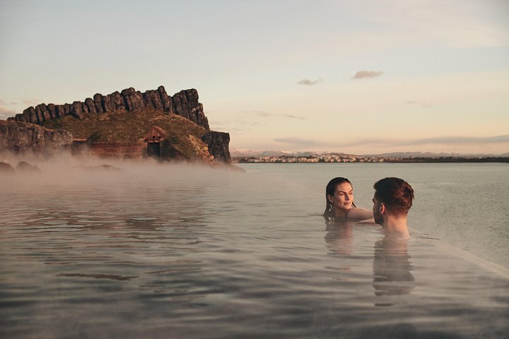 Découvrez le spa géothermique Sky Lagoon à Reykjavik, Islande, avec sa piscine à débordement et ses rituels uniques, photo 13 | wizardtrip