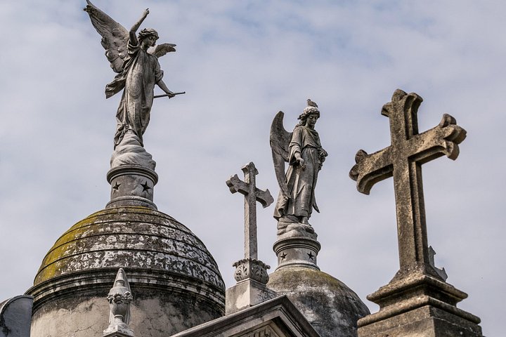 A guided walking tour exploring the historic Recoleta Cemetery and Eva Perón's tomb in Buenos Aires, photo 6 | wizardtrip