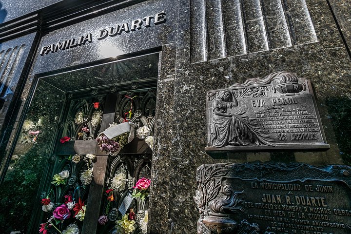 A guided walking tour exploring the historic Recoleta Cemetery and Eva Perón's tomb in Buenos Aires, photo 7 | wizardtrip