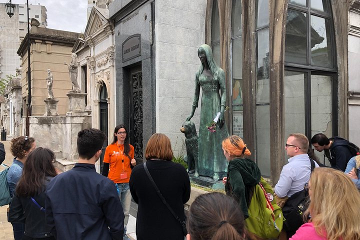 A guided walking tour exploring the historic Recoleta Cemetery and Eva Perón's tomb in Buenos Aires, photo 8 | wizardtrip