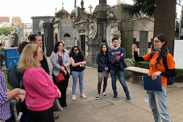 A guided walking tour exploring the historic Recoleta Cemetery and Eva Perón's tomb in Buenos Aires, photo 9 | wizardtrip