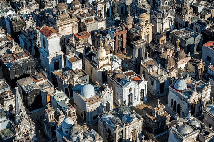 A guided walking tour exploring the historic Recoleta Cemetery and Eva Perón's tomb in Buenos Aires, photo 10 | wizardtrip