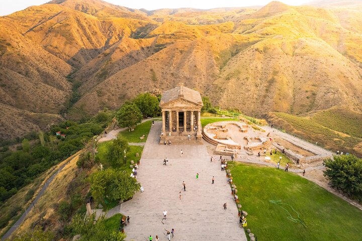 Garni Geghard Symphony of Stones Lavash Baking Tour von Jerewan | wizardtrip