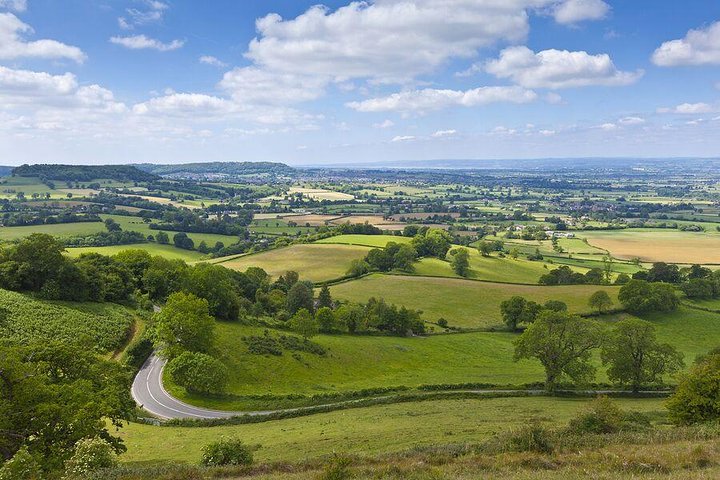 Day trip to the Cotswolds from London, featuring charming villages, rolling hills, and traditional architecture, photo 7 | wizardtrip
