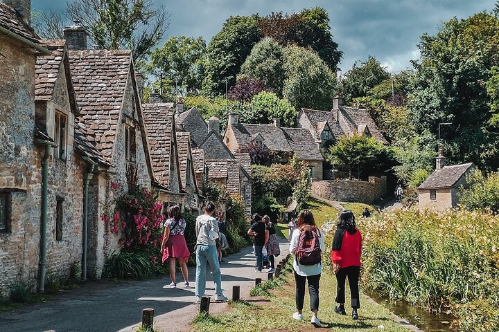 Day trip to the Cotswolds from London, featuring charming villages, rolling hills, and traditional architecture, photo 9 | wizardtrip