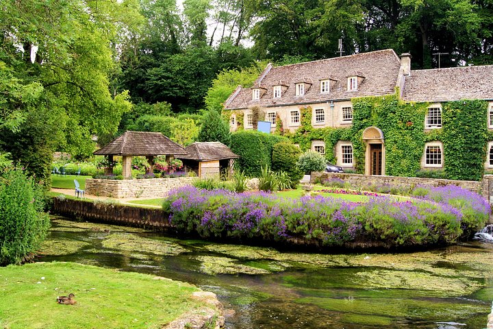 Day trip to the Cotswolds from London, featuring charming villages, rolling hills, and traditional architecture, photo 12 | wizardtrip