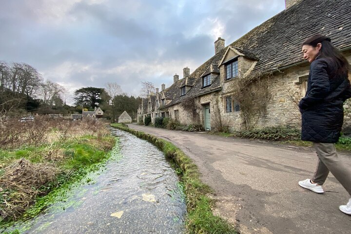 Day trip to the Cotswolds from London, featuring charming villages, rolling hills, and traditional architecture, photo 16 | wizardtrip