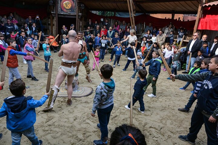 Lär dig gladiatorkamp och klä dig i traditionell romersk dräkt på en skola nära Colosseum i Rom, foto 7 | wizardtrip