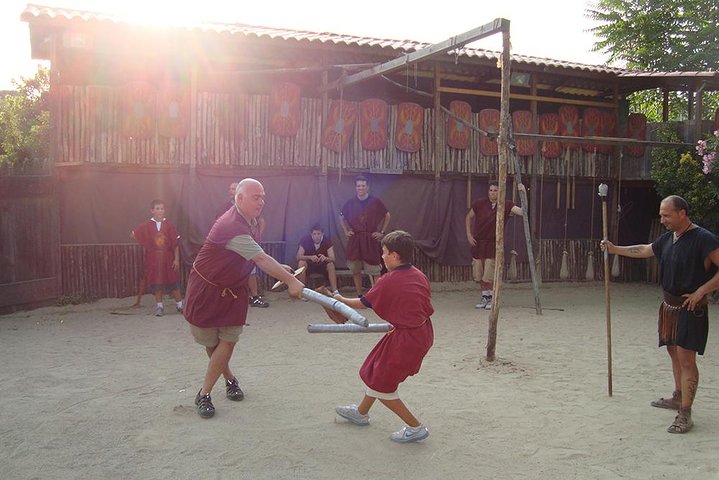 Lär dig gladiatorkamp och klä dig i traditionell romersk dräkt på en skola nära Colosseum i Rom, foto 9 | wizardtrip
