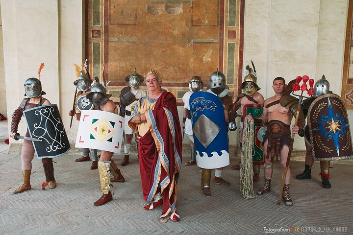 Lär dig gladiatorkamp och klä dig i traditionell romersk dräkt på en skola nära Colosseum i Rom, foto 11 | wizardtrip