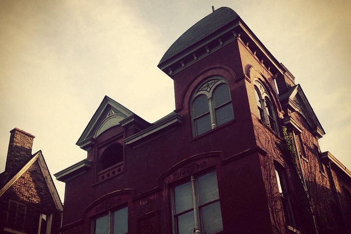 Un tour guidato a piedi per le strade storiche e infestate di Old Louisville, nota per la sua architettura vittoriana, foto 7 | wizardtrip
