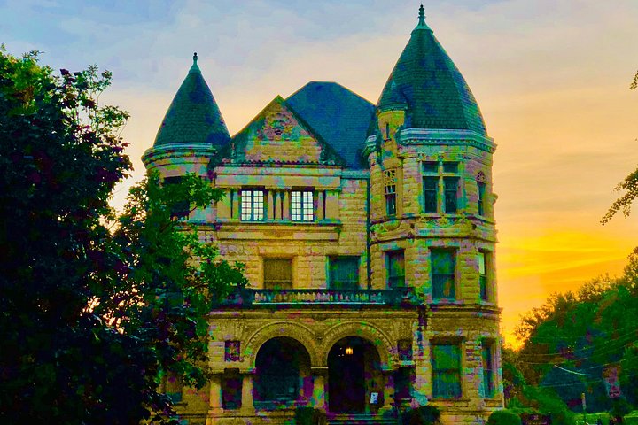Un tour guidato a piedi per le strade storiche e infestate di Old Louisville, nota per la sua architettura vittoriana, foto 10 | wizardtrip