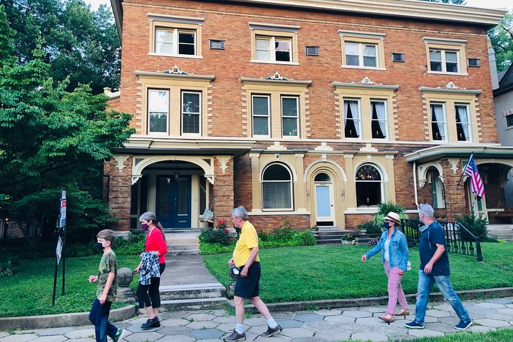 Un tour guidato a piedi per le strade storiche e infestate di Old Louisville, nota per la sua architettura vittoriana, foto 11 | wizardtrip