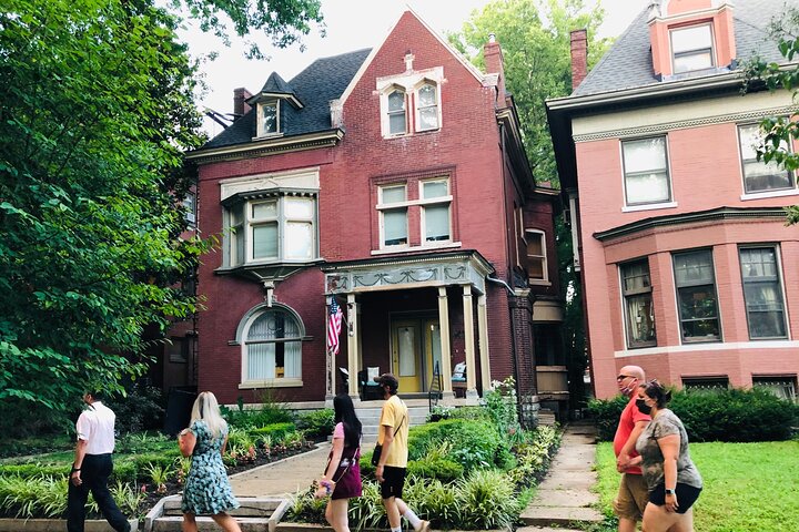 Un tour guidato a piedi per le strade storiche e infestate di Old Louisville, nota per la sua architettura vittoriana, foto 12 | wizardtrip