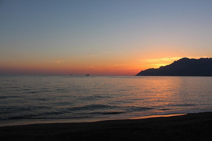 Rent a boat to explore the Amalfi Coast and Capri, enjoying swimming and relaxation, photo 8 | wizardtrip