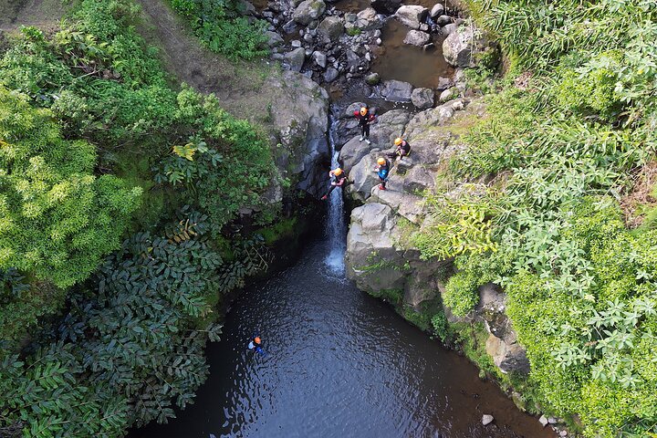 Prova emozionanti salti e calate di canyoning nelle splendide cascate di Ribeira dos Caldeirões, São Miguel, foto 6 | wizardtrip